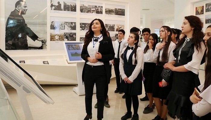 Bakıda məktəblilər üçün ekskursiyalar təşkil edilir - FOTO Bakıda məktəblilər üçün ekskursiyalar təşkil edilir - FOTO